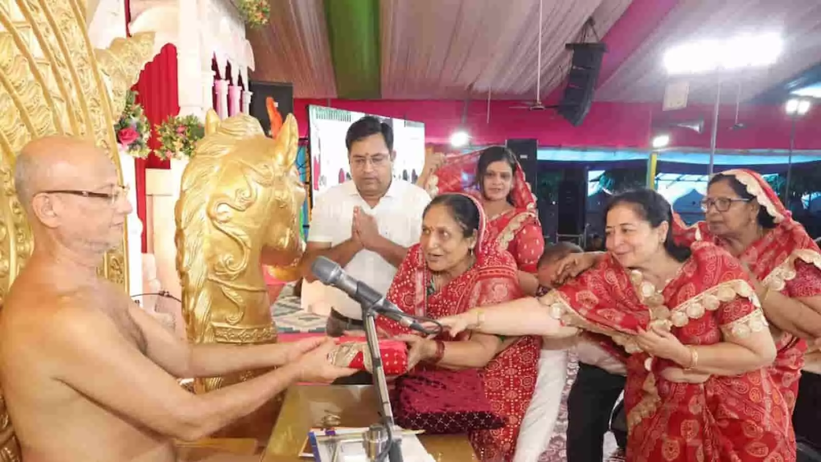 भीलवाड़ा में आचार्य पुलकसागर महाराज के समक्ष उपस्थित होकर आशीर्वाद लेते हुए श्रद्धालु। भीलवाड़ा में आचार्य पुलकसागर महाराज के समक्ष उपस्थित होकर आशीर्वाद लेते हुए श्रद्धालु।