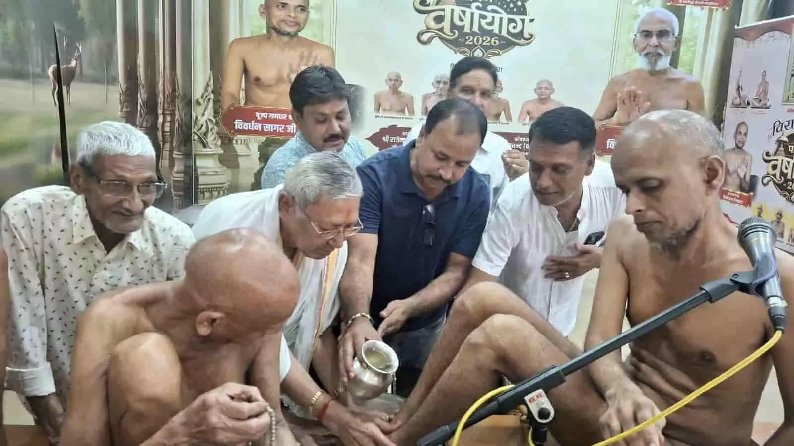 तस्वीर में श्रद्धालु कुन्हाड़ी के जैन मंदिर में मुनिश्री का पाद प्रक्षालन करते दिख रहे हैं। तस्वीर में श्रद्धालु कुन्हाड़ी के जैन मंदिर में मुनिश्री का पाद प्रक्षालन करते दिख रहे हैं।