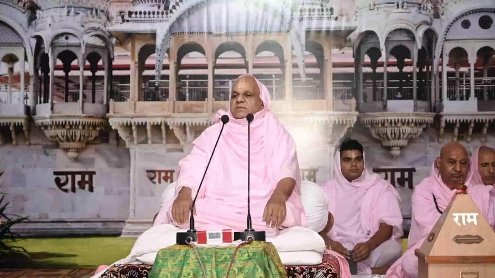 तस्वीर में गुलाबी वस्त्र पहने आचार्य श्रीरामदयालजी महाराज रामद्वारा धाम में सत्संग मंच पर बैठे दिख रहे हैं। तस्वीर में गुलाबी वस्त्र पहने आचार्य श्रीरामदयालजी महाराज रामद्वारा धाम में सत्संग मंच पर बैठे दिख रहे हैं।