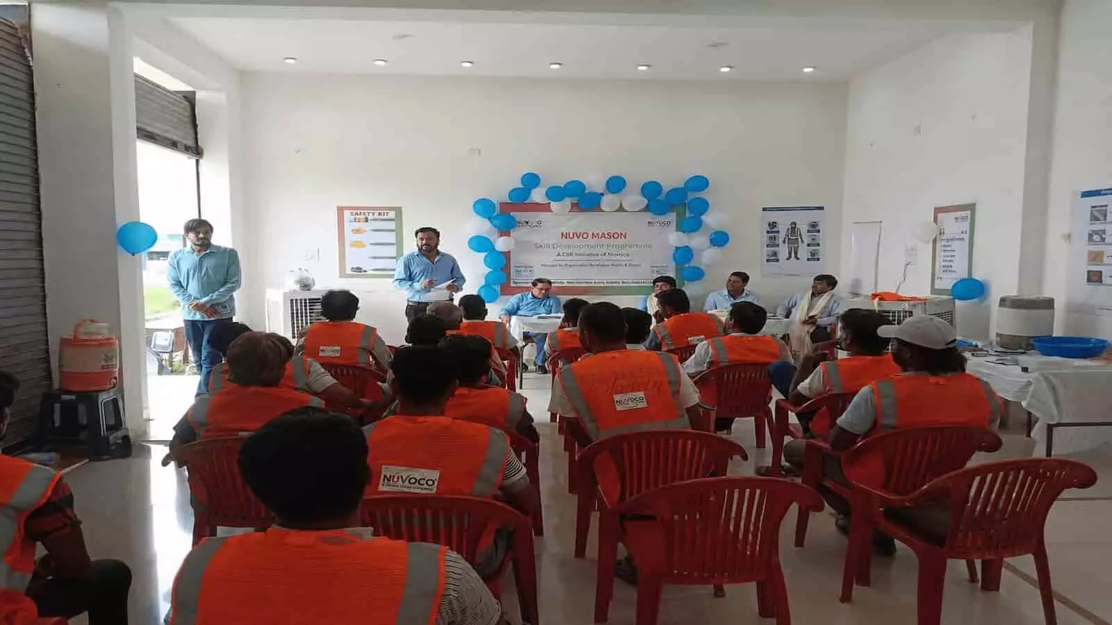 तस्वीर में चित्तौड़गढ़ प्लांट में ‘न्युवो मेसन’ प्रशिक्षण कार्यक्रम के दौरान बैठे राजमिस्त्री और अधिकारी दिख रहे हैं। तस्वीर में चित्तौड़गढ़ प्लांट में ‘न्युवो मेसन’ प्रशिक्षण कार्यक्रम के दौरान बैठे राजमिस्त्री और अधिकारी दिख रहे हैं।