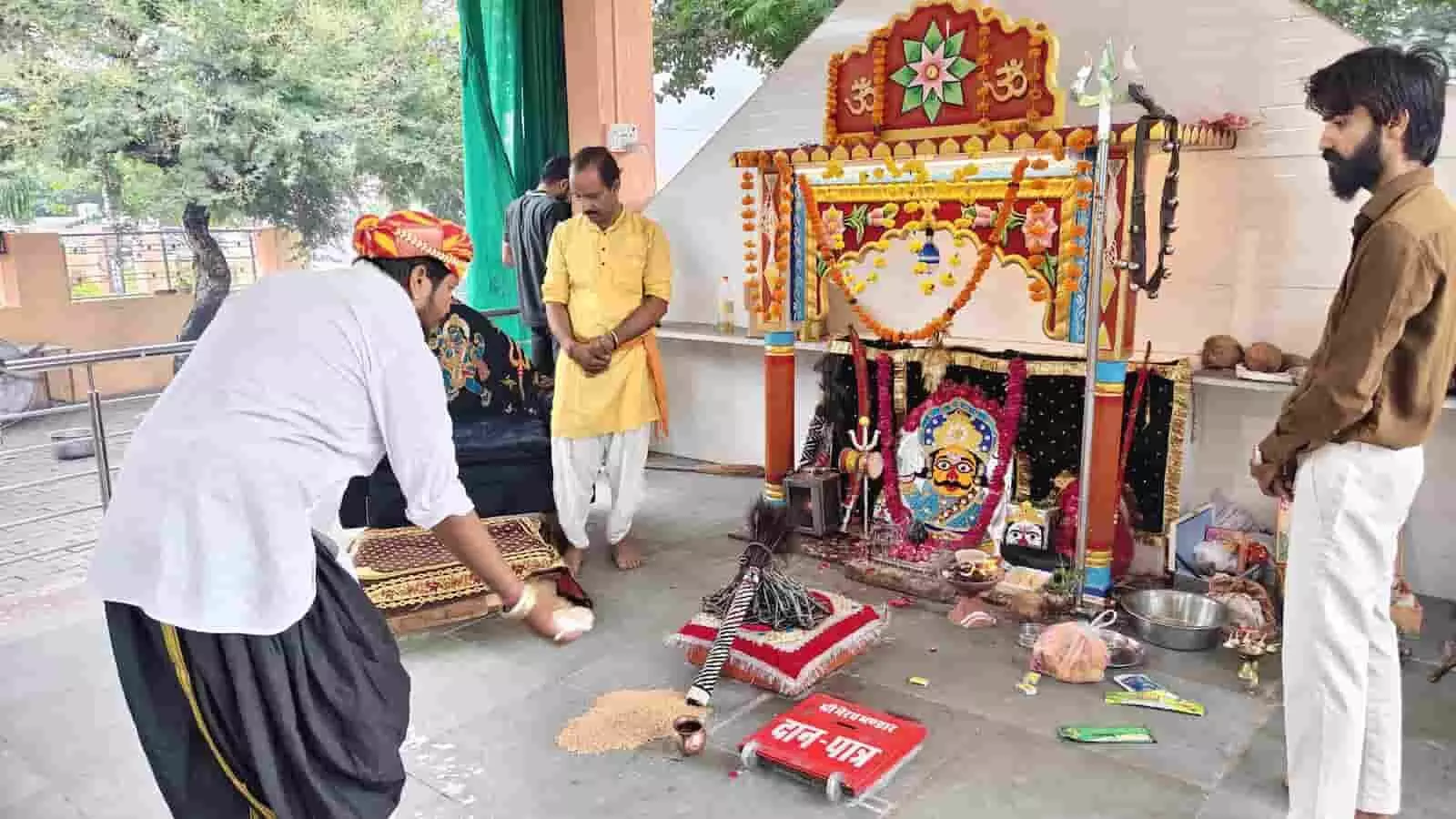 तस्वीर में निमड़िया भैरवदेव मंदिर परिसर में हरियाली अमावस्या पर पारंपरिक गादी पूजा करते श्रद्धालु दिख रहे हैं। तस्वीर में निमड़िया भैरवदेव मंदिर परिसर में हरियाली अमावस्या पर पारंपरिक गादी पूजा करते श्रद्धालु दिख रहे हैं।
