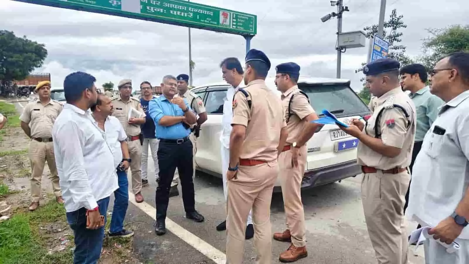 निम्बाहेड़ा में सभा स्थल के निरीक्षण के दौरान चर्चा करते पुलिस अधिकारी और स्थानीय लोग। निम्बाहेड़ा में सभा स्थल के निरीक्षण के दौरान चर्चा करते पुलिस अधिकारी और स्थानीय लोग।