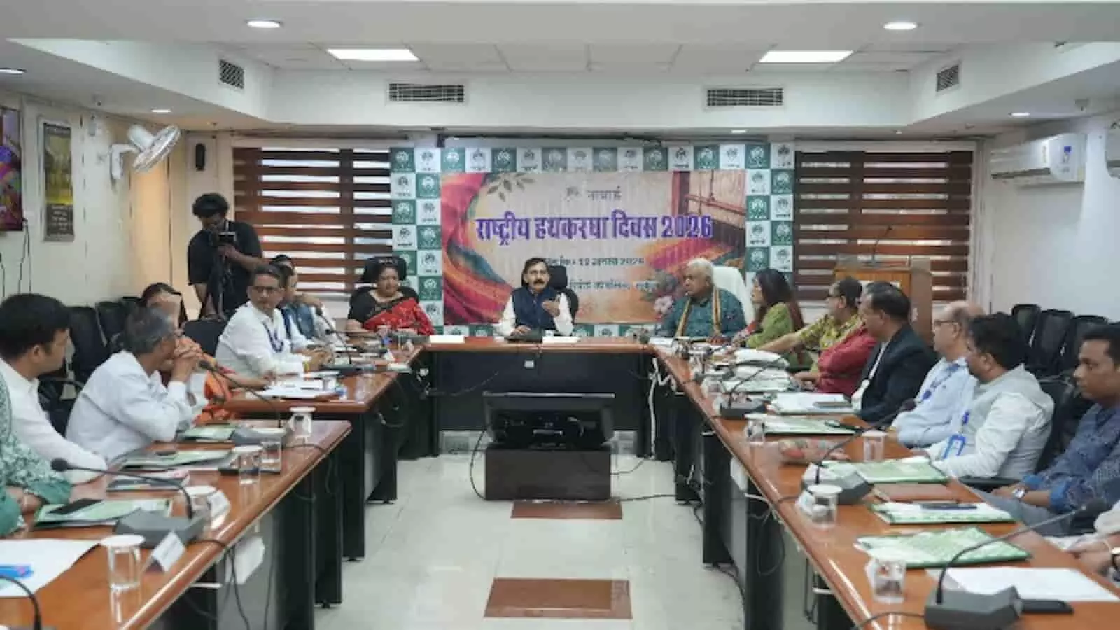 राष्ट्रीय हथकरघा दिवस के अवसर पर नाबार्ड राजस्थान कार्यालय में आयोजित बैठक में उपस्थित अधिकारी और शिल्पकार। राष्ट्रीय हथकरघा दिवस के अवसर पर नाबार्ड राजस्थान कार्यालय में आयोजित बैठक में उपस्थित अधिकारी और शिल्पकार।