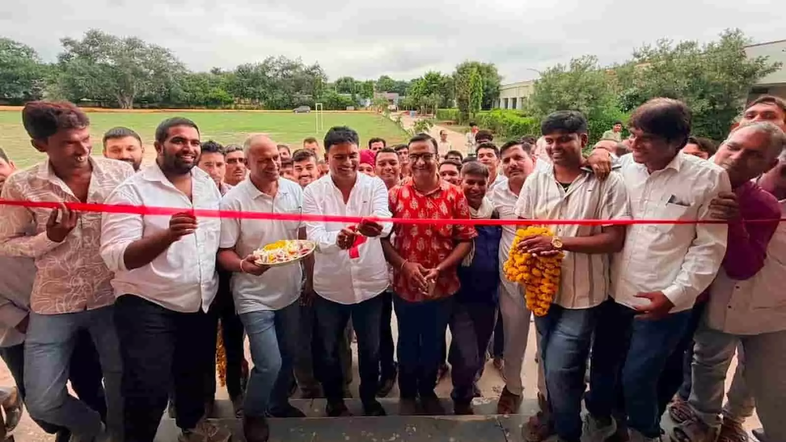 चित्तौड़गढ़ के पालका गांव में विधायक चंद्रभान सिंह आक्या ग्रामीणों के साथ विकास कार्यों का फीता काट रहे हैं। चित्तौड़गढ़ के पालका गांव में विधायक चंद्रभान सिंह आक्या ग्रामीणों के साथ विकास कार्यों का फीता काट रहे हैं।