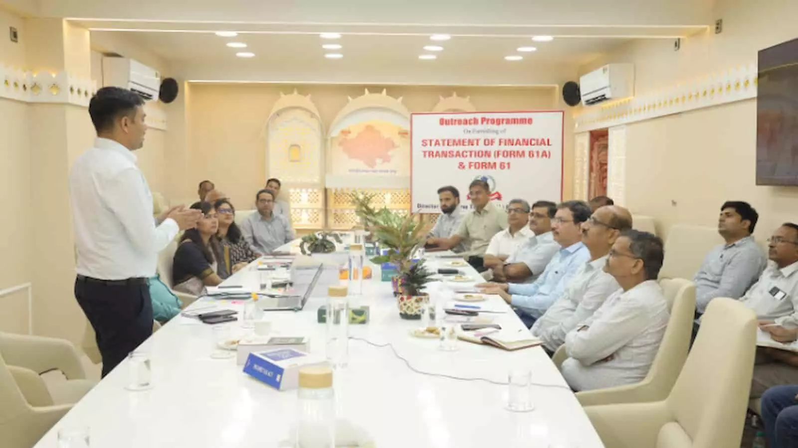 आयकर कार्यालय जयपुर में अधिकारियों की बैठक और चर्चा का दृश्य। आयकर कार्यालय जयपुर में अधिकारियों की बैठक और चर्चा का दृश्य।