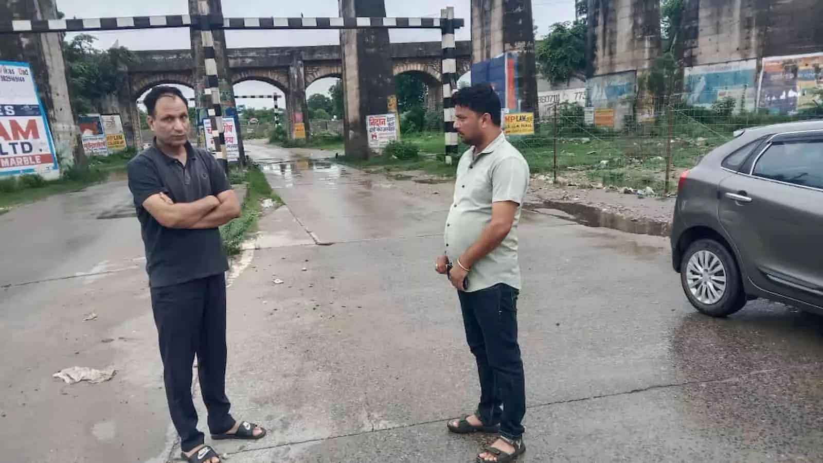 तस्वीर में आयुक्त रविंद्र सिंह यादव चित्तौड़गढ़ में रेलवे अंडर ब्रिज के पास निरीक्षण कर रहे हैं। तस्वीर में आयुक्त रविंद्र सिंह यादव चित्तौड़गढ़ में रेलवे अंडर ब्रिज के पास निरीक्षण कर रहे हैं।