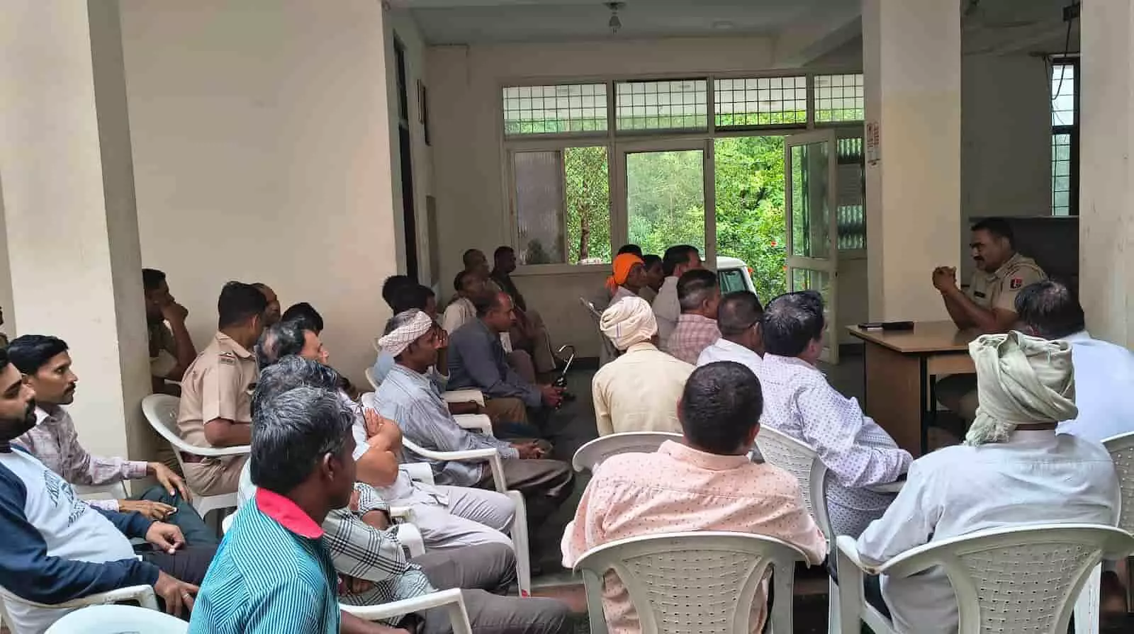 तस्वीर में बावलवाड़ा पुलिस थाने में सीएलजी सदस्यों की बैठक लेते थाना प्रभारी दिखाई दे रहे हैं। तस्वीर में बावलवाड़ा पुलिस थाने में सीएलजी सदस्यों की बैठक लेते थाना प्रभारी दिखाई दे रहे हैं।