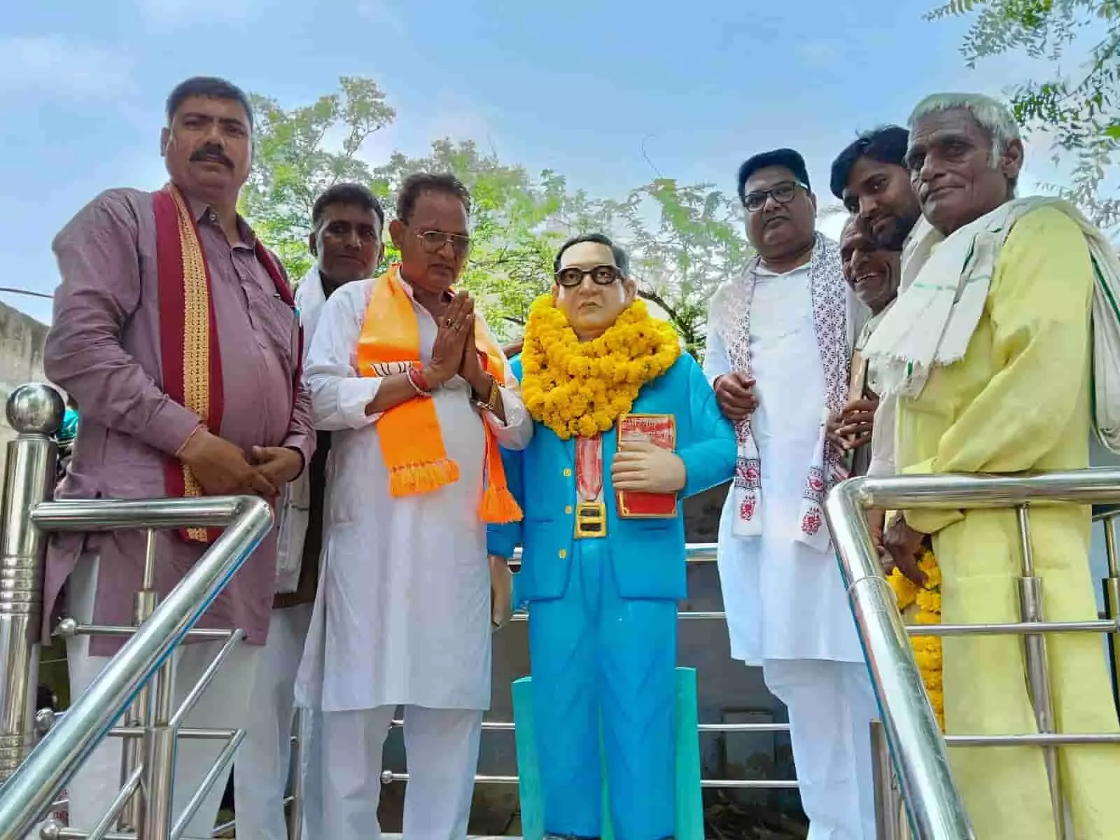 डीग के अम्बेडकर पार्क में विधायक और भाजपा कार्यकर्ताओं द्वारा संत रविदास यात्रा का स्वागत किया गया। डीग के अम्बेडकर पार्क में विधायक और भाजपा कार्यकर्ताओं द्वारा संत रविदास यात्रा का स्वागत किया गया।