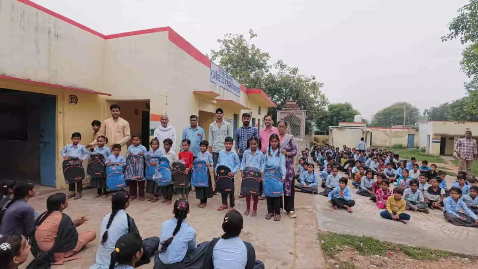 तस्वीर में घाटरी के राजकीय विद्यालय में विद्यार्थियों को बैग वितरित करते हुए लोग नजर आ रहे हैं। तस्वीर में घाटरी के राजकीय विद्यालय में विद्यार्थियों को बैग वितरित करते हुए लोग नजर आ रहे हैं।
