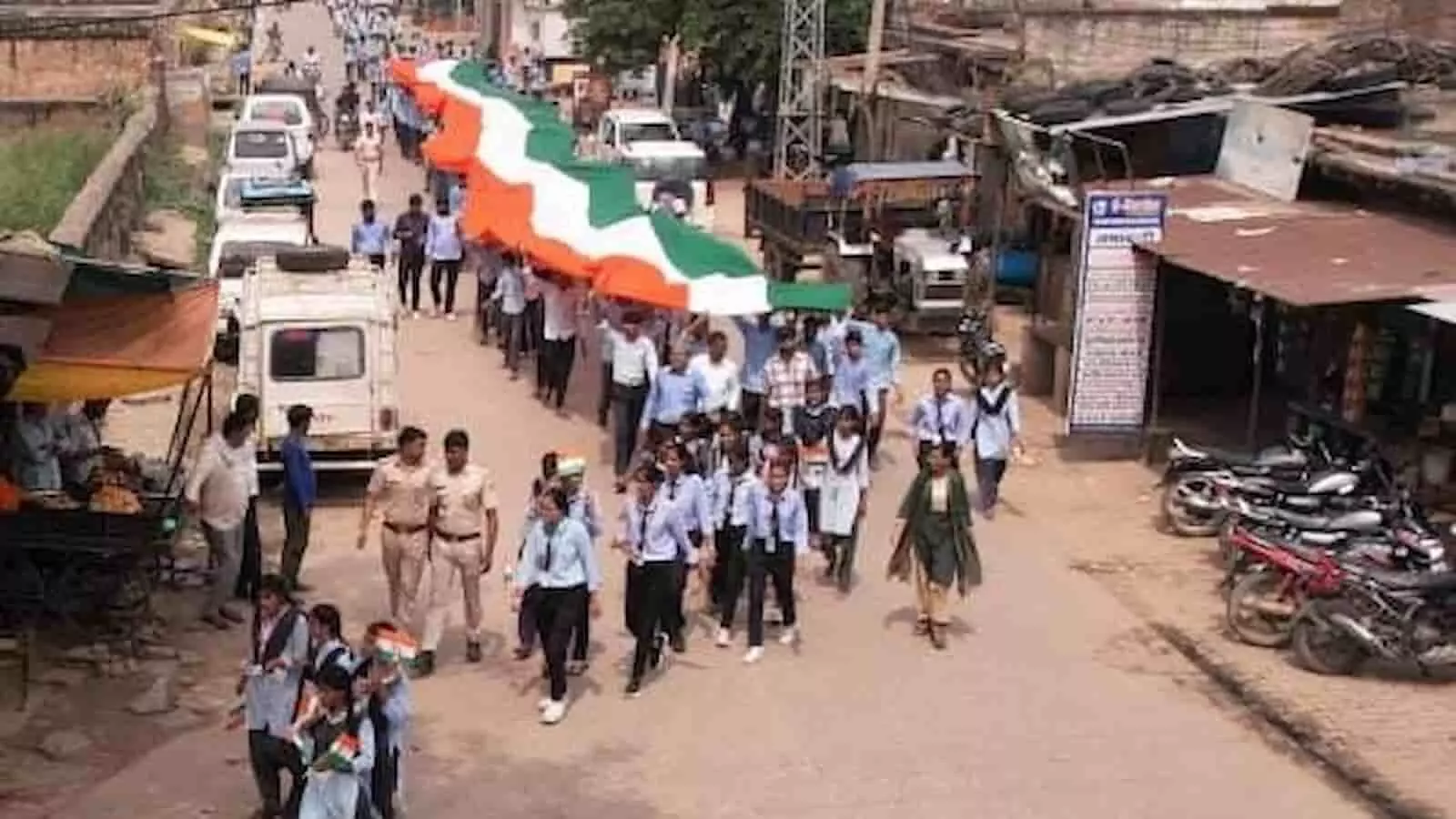 भुसावर की सड़क पर हाथों में तिरंगा थामकर रैली निकालते स्कूली बच्चे और अधिकारी नजर आ रहे हैं। भुसावर की सड़क पर हाथों में तिरंगा थामकर रैली निकालते स्कूली बच्चे और अधिकारी नजर आ रहे हैं।