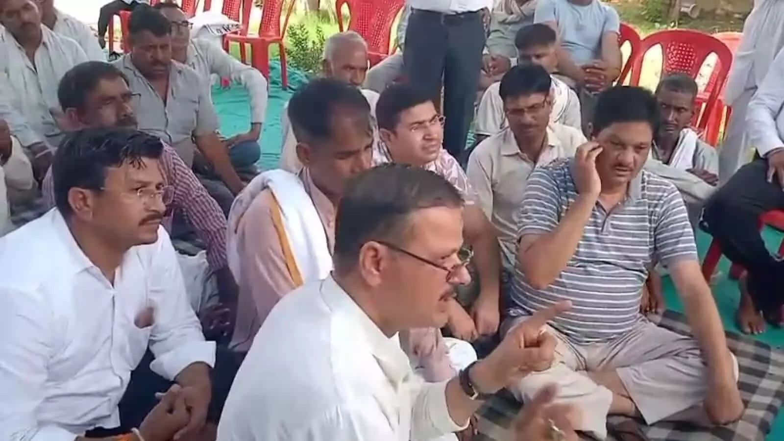 घाटरी क्रेशर जोन में बैठक के दौरान उपस्थित क्रेशर यूनियन के सदस्य और पदाधिकारी। घाटरी क्रेशर जोन में बैठक के दौरान उपस्थित क्रेशर यूनियन के सदस्य और पदाधिकारी।