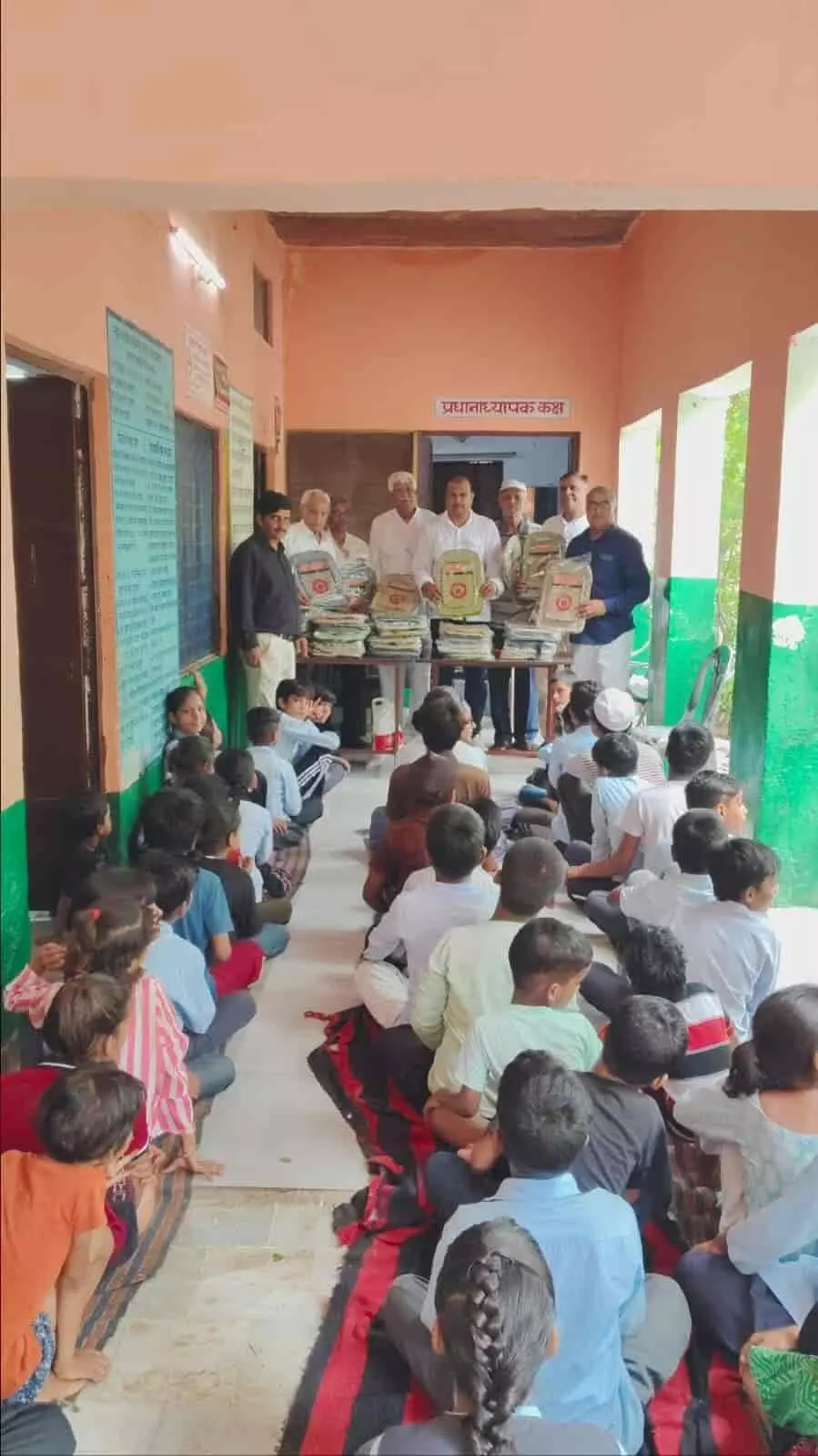 तस्वीर में भरतपुर के स्कूल में छात्रों को बैग बांटते हुए लोग दिख रहे हैं। तस्वीर में भरतपुर के स्कूल में छात्रों को बैग बांटते हुए लोग दिख रहे हैं।