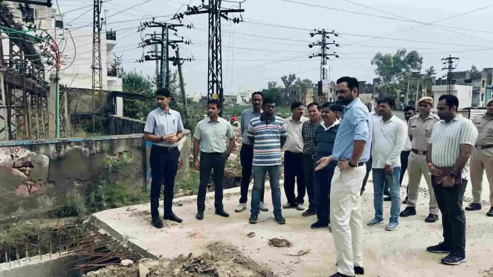 विकास कार्यों का निरीक्षण करते जिला कलक्टर और अधिकारी शहर में। विकास कार्यों का निरीक्षण करते जिला कलक्टर और अधिकारी शहर में।