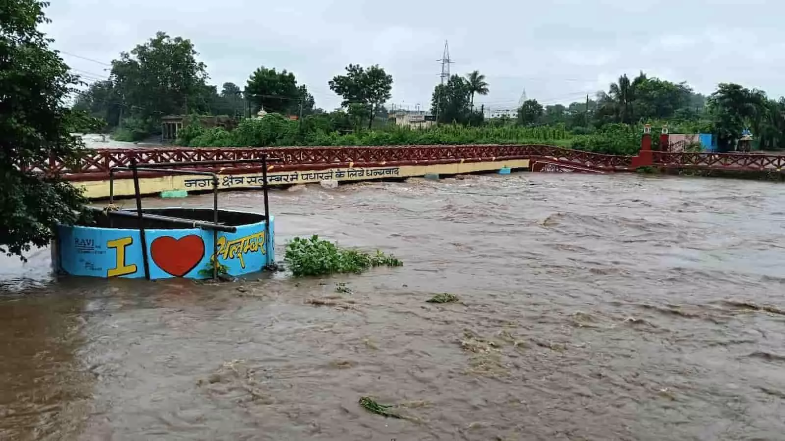 तस्वीर में सलूम्बर की मोरीला पुलिया के ऊपर बहता तेज पानी और जलभराव दिख रहा है। तस्वीर में सलूम्बर की मोरीला पुलिया के ऊपर बहता तेज पानी और जलभराव दिख रहा है।