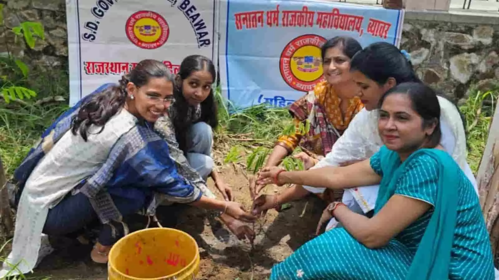 तस्वीर में सनातन धर्म राजकीय महाविद्यालय ब्यावर परिसर में पौधे लगाती हुई छात्राएं और शिक्षिकाएं नजर आ रही हैं। तस्वीर में सनातन धर्म राजकीय महाविद्यालय ब्यावर परिसर में पौधे लगाती हुई छात्राएं और शिक्षिकाएं नजर आ रही हैं।
