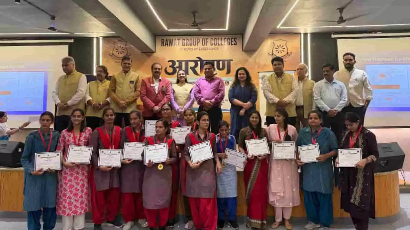 तस्वीर में रावत कॉलेज जयपुर में आयोजित युवा सम्मान समारोह के दौरान मंच पर खड़े लोग और छात्राएं दिख रही हैं। तस्वीर में रावत कॉलेज जयपुर में आयोजित युवा सम्मान समारोह के दौरान मंच पर खड़े लोग और छात्राएं दिख रही हैं।
