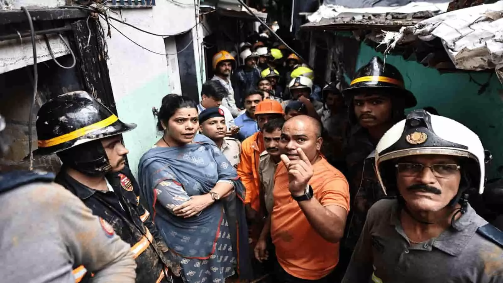 कुर्ला भूस्खलन स्थल पर बचाव कार्य में जुटे सुरक्षाकर्मी और अधिकारी। कुर्ला भूस्खलन स्थल पर बचाव कार्य में जुटे सुरक्षाकर्मी और अधिकारी।