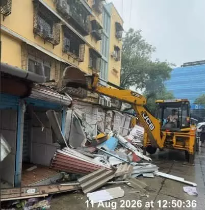तस्वीर में वाकोला में जेसीबी मशीन द्वारा अवैध दुकानों को गिराया जा रहा है। तस्वीर में वाकोला में जेसीबी मशीन द्वारा अवैध दुकानों को गिराया जा रहा है।