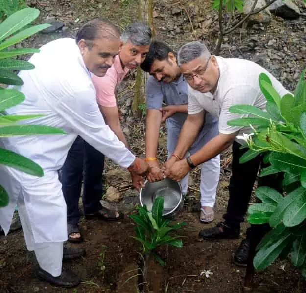 प्रताप गौरव केंद्र परिसर में पौधे को पानी देते हुए योगेन्द्र कुमार और अनुराग सक्सेना। प्रताप गौरव केंद्र परिसर में पौधे को पानी देते हुए योगेन्द्र कुमार और अनुराग सक्सेना।