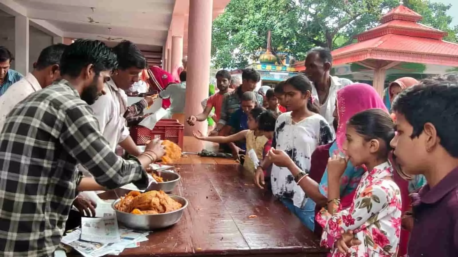 आसावरा माता मंदिर परिसर में हरियाली अमावस्या पर श्रद्धालुओं को प्रसाद वितरित करते लोग। आसावरा माता मंदिर परिसर में हरियाली अमावस्या पर श्रद्धालुओं को प्रसाद वितरित करते लोग।