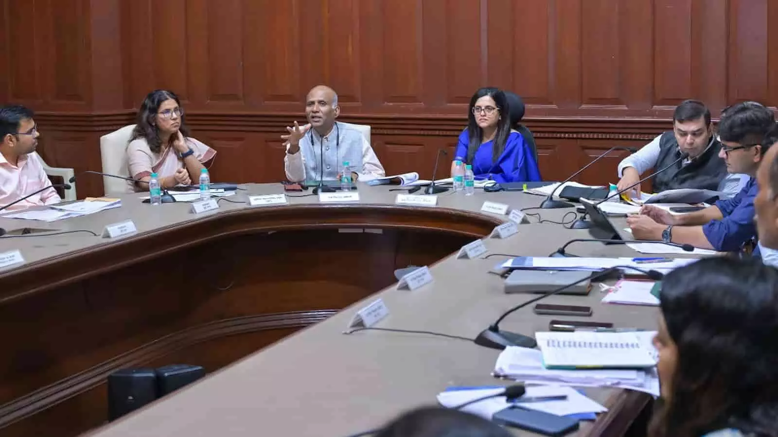 तस्वीर में बीएमसी मुख्यालय में अधिकारी मतदाता सूची समीक्षा बैठक करते हुए दिख रहे हैं। तस्वीर में बीएमसी मुख्यालय में अधिकारी मतदाता सूची समीक्षा बैठक करते हुए दिख रहे हैं।