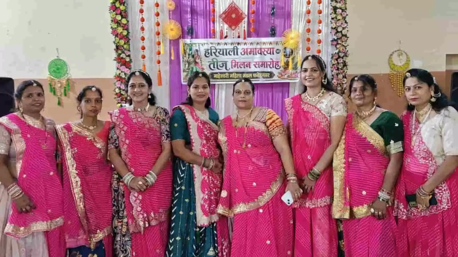 तस्वीर में पारंपरिक परिधानों में नजर आ रही फतेहनगर की माहेश्वरी महिला मंडल की महिलाएं। तस्वीर में पारंपरिक परिधानों में नजर आ रही फतेहनगर की माहेश्वरी महिला मंडल की महिलाएं।