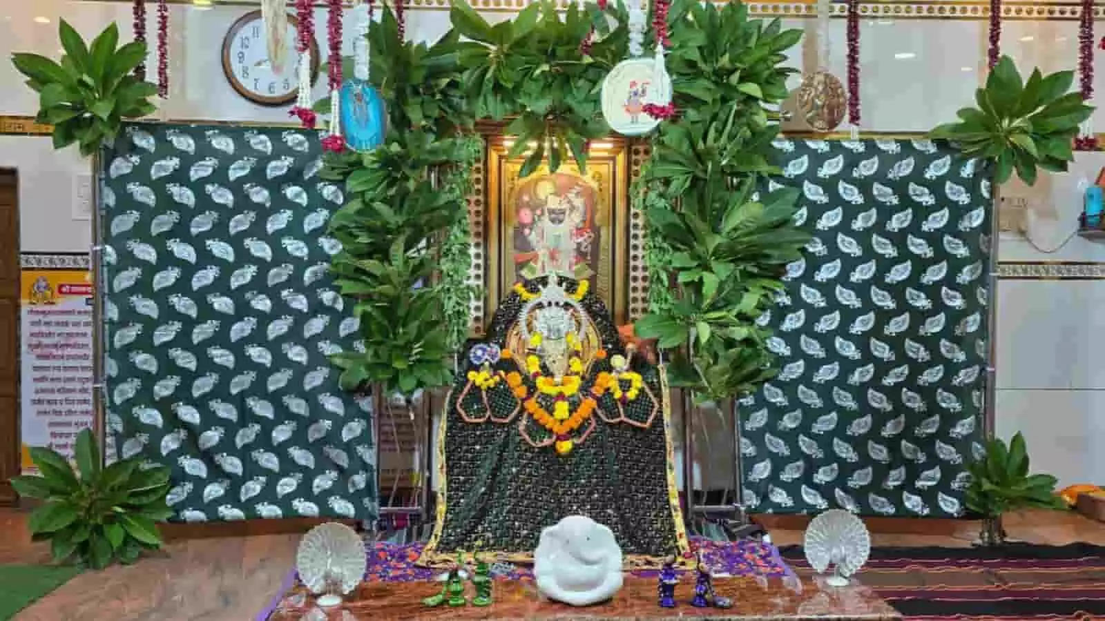 फतेहनगर के मंदिर में हरियाली अमावस्या पर सजी भगवान की विशेष झांकी। फतेहनगर के मंदिर में हरियाली अमावस्या पर सजी भगवान की विशेष झांकी।