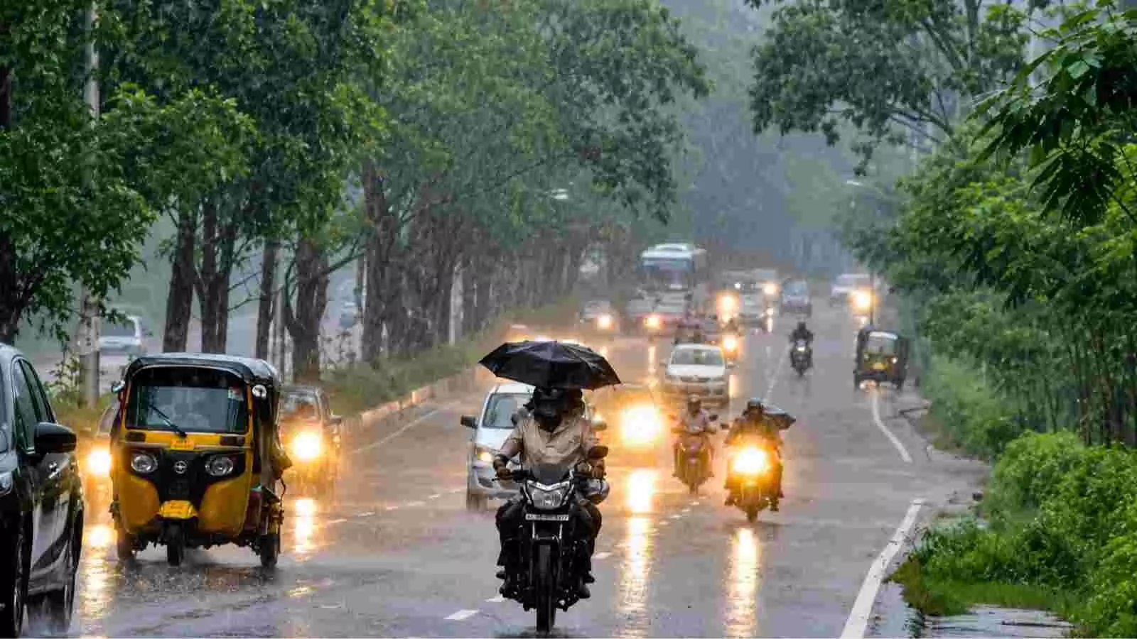 पानी से भरे रास्ते पर चलते लोग केरल और कर्नाटक में भारी बारिश के संदर्भ में। पानी से भरे रास्ते पर चलते लोग केरल और कर्नाटक में भारी बारिश के संदर्भ में।