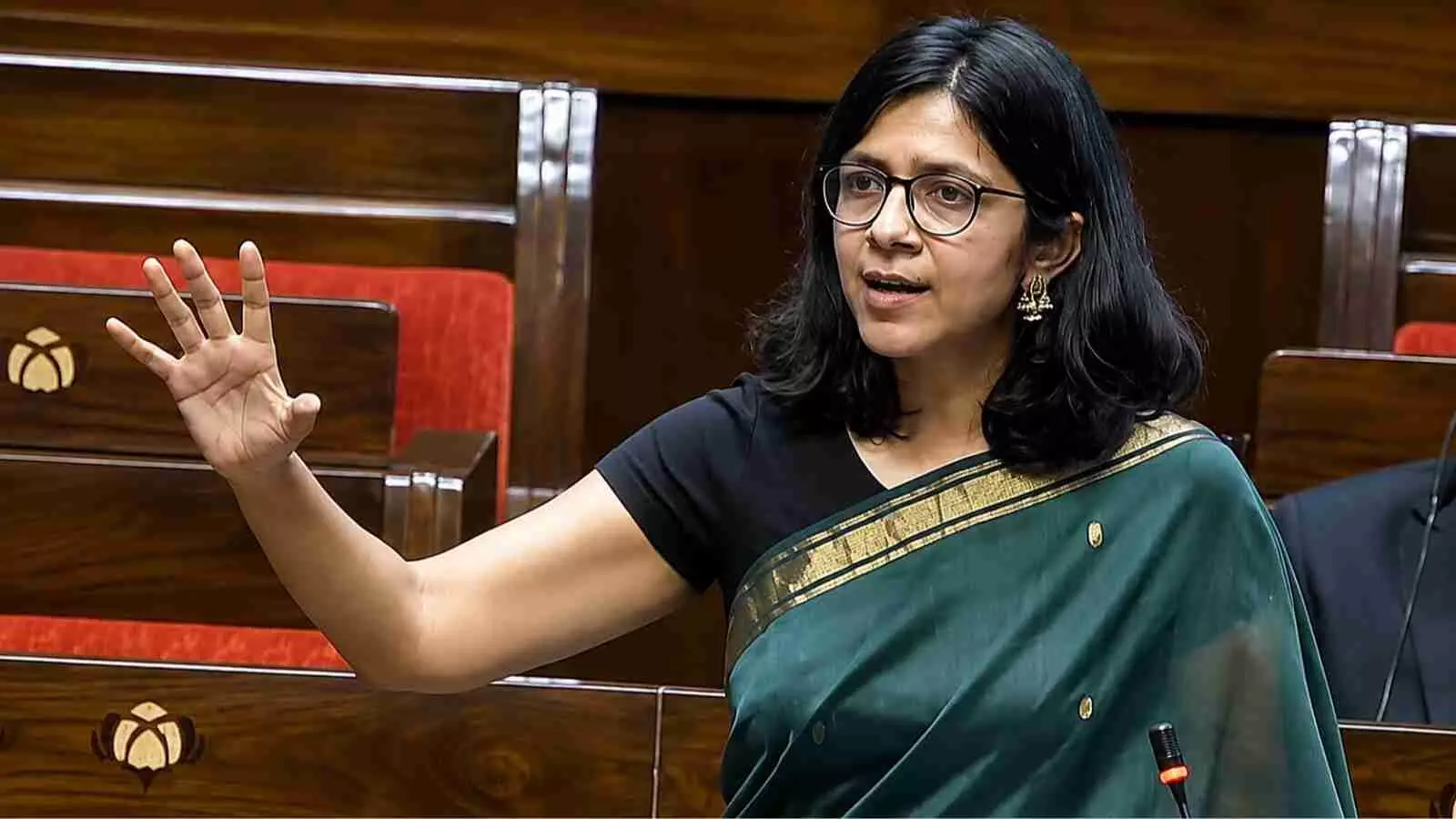 राज्यसभा सांसद स्वाति मालीवाल विपक्ष के हंगामे के विरोध के संदर्भ में। राज्यसभा सांसद स्वाति मालीवाल विपक्ष के हंगामे के विरोध के संदर्भ में।