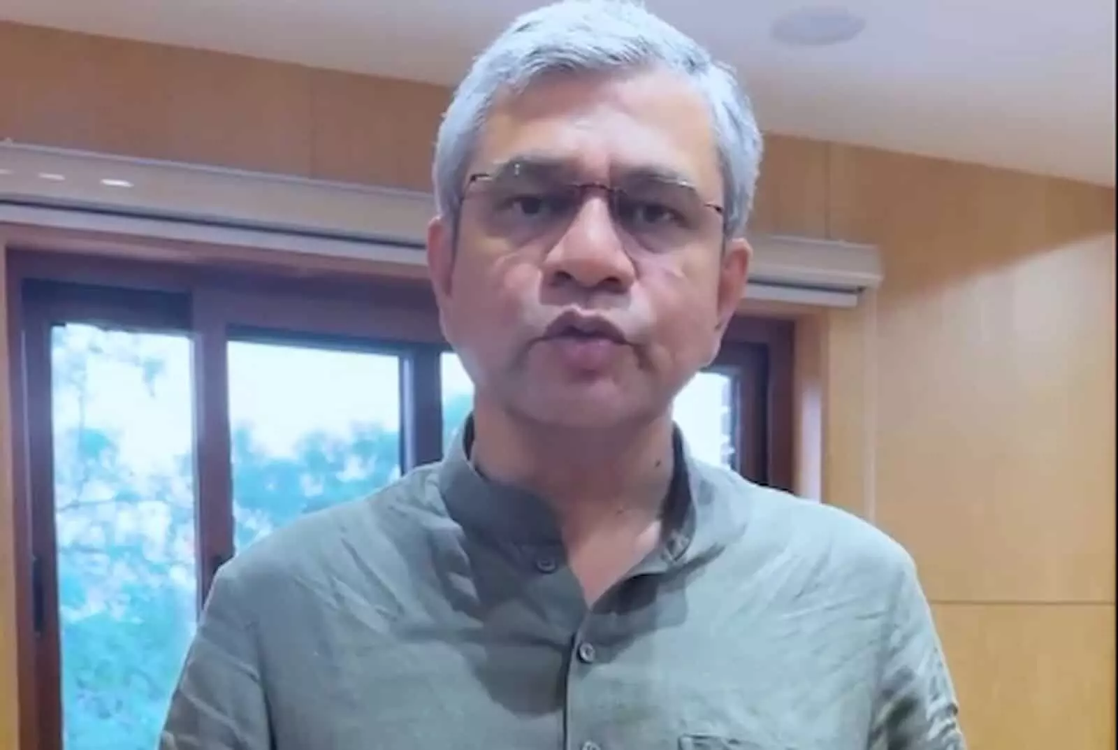 तस्वीर में विलास एस. वाडेकर इंडोर ऑफिस में खड़े नजर आ रहे हैं। तस्वीर में विलास एस. वाडेकर इंडोर ऑफिस में खड़े नजर आ रहे हैं।