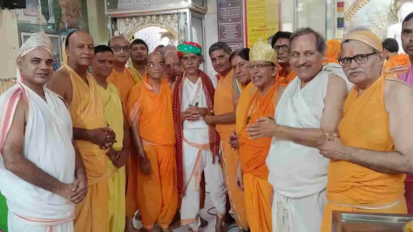 तस्वीर में मंदिर के भीतर अनिल कुमार जैन और अन्य लोग खड़े हुए दिखाई दे रहे हैं। तस्वीर में मंदिर के भीतर अनिल कुमार जैन और अन्य लोग खड़े हुए दिखाई दे रहे हैं।