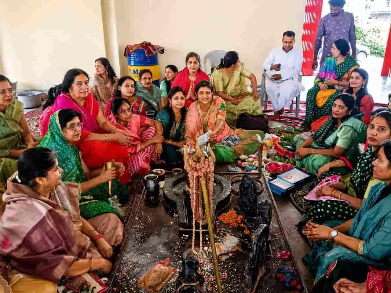 भीलवाड़ा में सावन शिवरात्रि के अवसर पर मंदिर परिसर में शिवलिंग के पास बैठी मरुधरा महिला मंडल की महिलाएं पूजा करती हुई। भीलवाड़ा में सावन शिवरात्रि के अवसर पर मंदिर परिसर में शिवलिंग के पास बैठी मरुधरा महिला मंडल की महिलाएं पूजा करती हुई।
