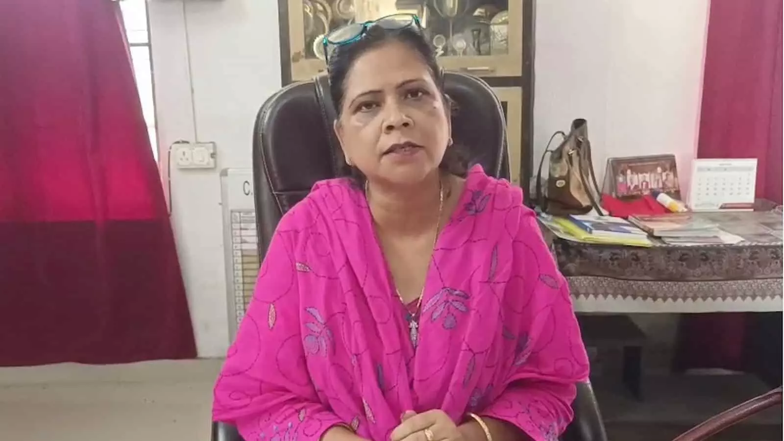तस्वीर में महिला शायरा एक कार्यालय की कुर्सी पर बैठी हुई दिखाई दे रही हैं। तस्वीर में महिला शायरा एक कार्यालय की कुर्सी पर बैठी हुई दिखाई दे रही हैं।