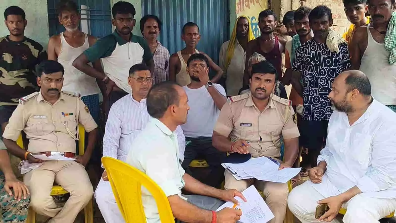 तस्वीर में पुलिसकर्मी और स्थानीय लोग औरंगाबाद के एक गांव में जांच-पड़ताल करते दिख रहे हैं। तस्वीर में पुलिसकर्मी और स्थानीय लोग औरंगाबाद के एक गांव में जांच-पड़ताल करते दिख रहे हैं।
