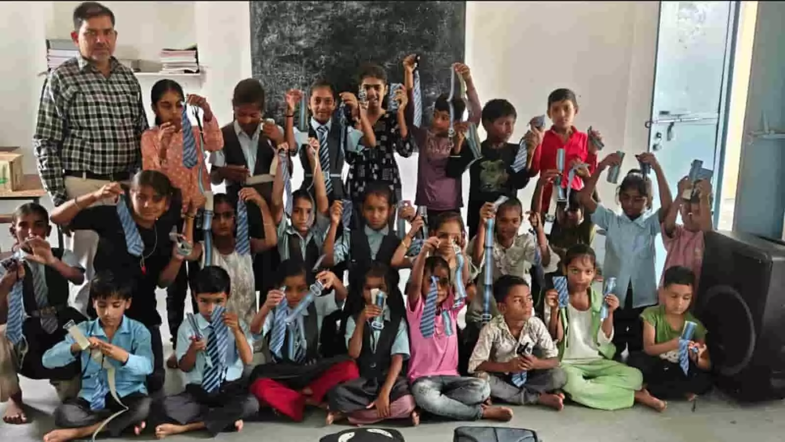 तस्वीर में आगरिया वाडा के राजकीय प्राथमिक विद्यालय में विद्यार्थी टाई और बेल्ट दिखाते हुए नजर आ रहे हैं। तस्वीर में आगरिया वाडा के राजकीय प्राथमिक विद्यालय में विद्यार्थी टाई और बेल्ट दिखाते हुए नजर आ रहे हैं।