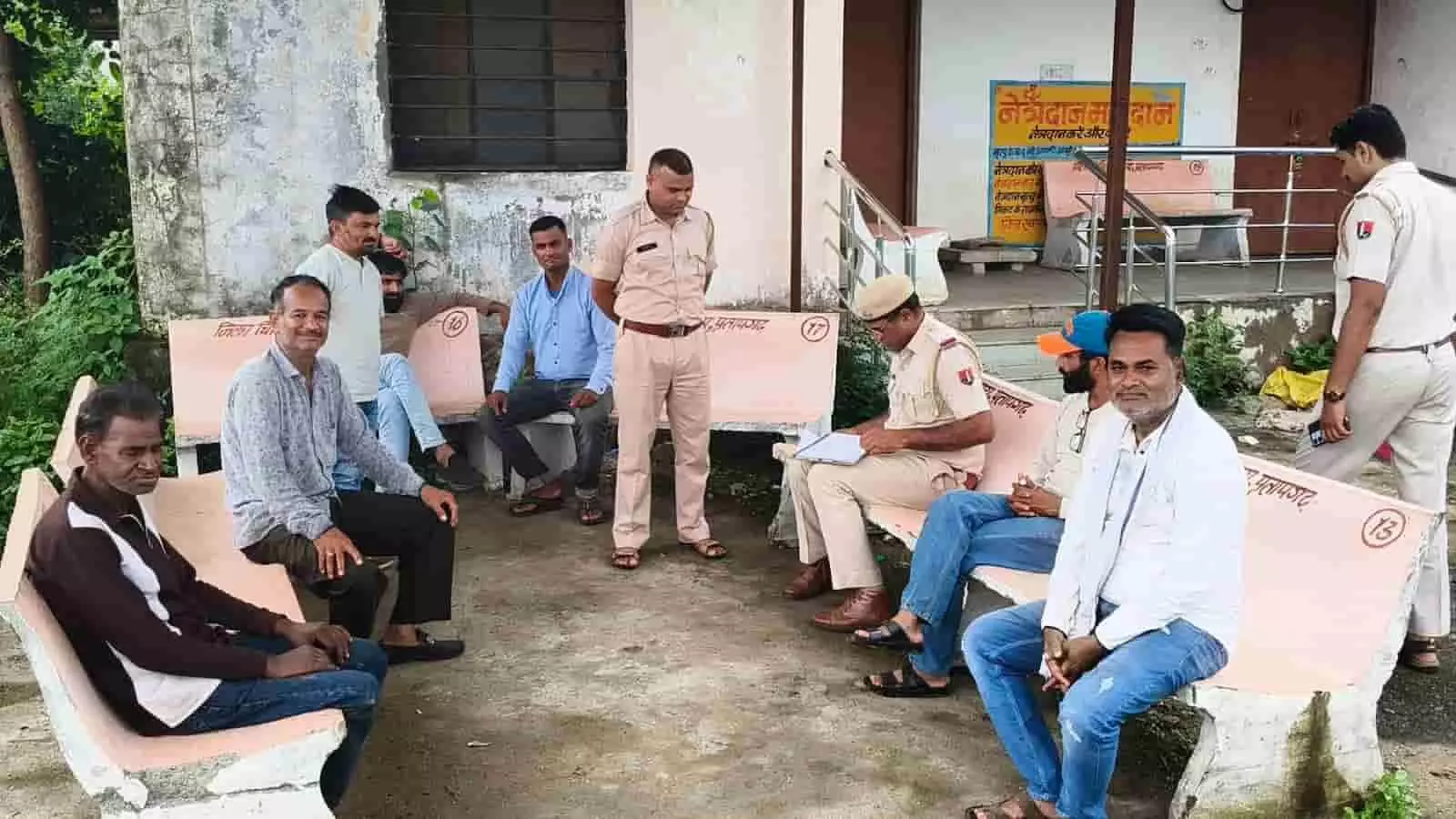 प्रतापगढ़ के अस्पताल परिसर में पुलिसकर्मियों से चर्चा करते ग्रामीण और जांच अधिकारी। प्रतापगढ़ के अस्पताल परिसर में पुलिसकर्मियों से चर्चा करते ग्रामीण और जांच अधिकारी।