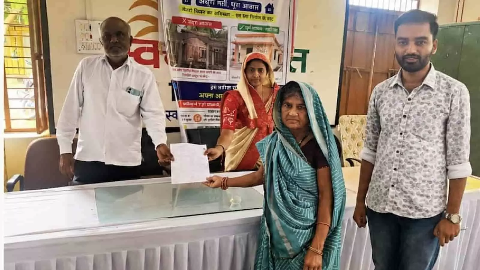 तस्वीर में खेरवाड़ा के ग्रामीण सेवा शिविर के दौरान अधिकारियों द्वारा लाभार्थी को दस्तावेज सौंपे जा रहे हैं। तस्वीर में खेरवाड़ा के ग्रामीण सेवा शिविर के दौरान अधिकारियों द्वारा लाभार्थी को दस्तावेज सौंपे जा रहे हैं।