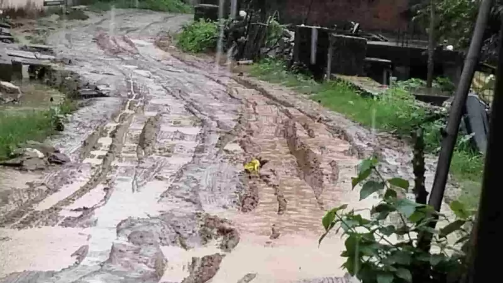 तस्वीर में घाटी गांव की कीचड़ से सनी क्षतिग्रस्त सड़क दिखाई दे रही है। तस्वीर में घाटी गांव की कीचड़ से सनी क्षतिग्रस्त सड़क दिखाई दे रही है।