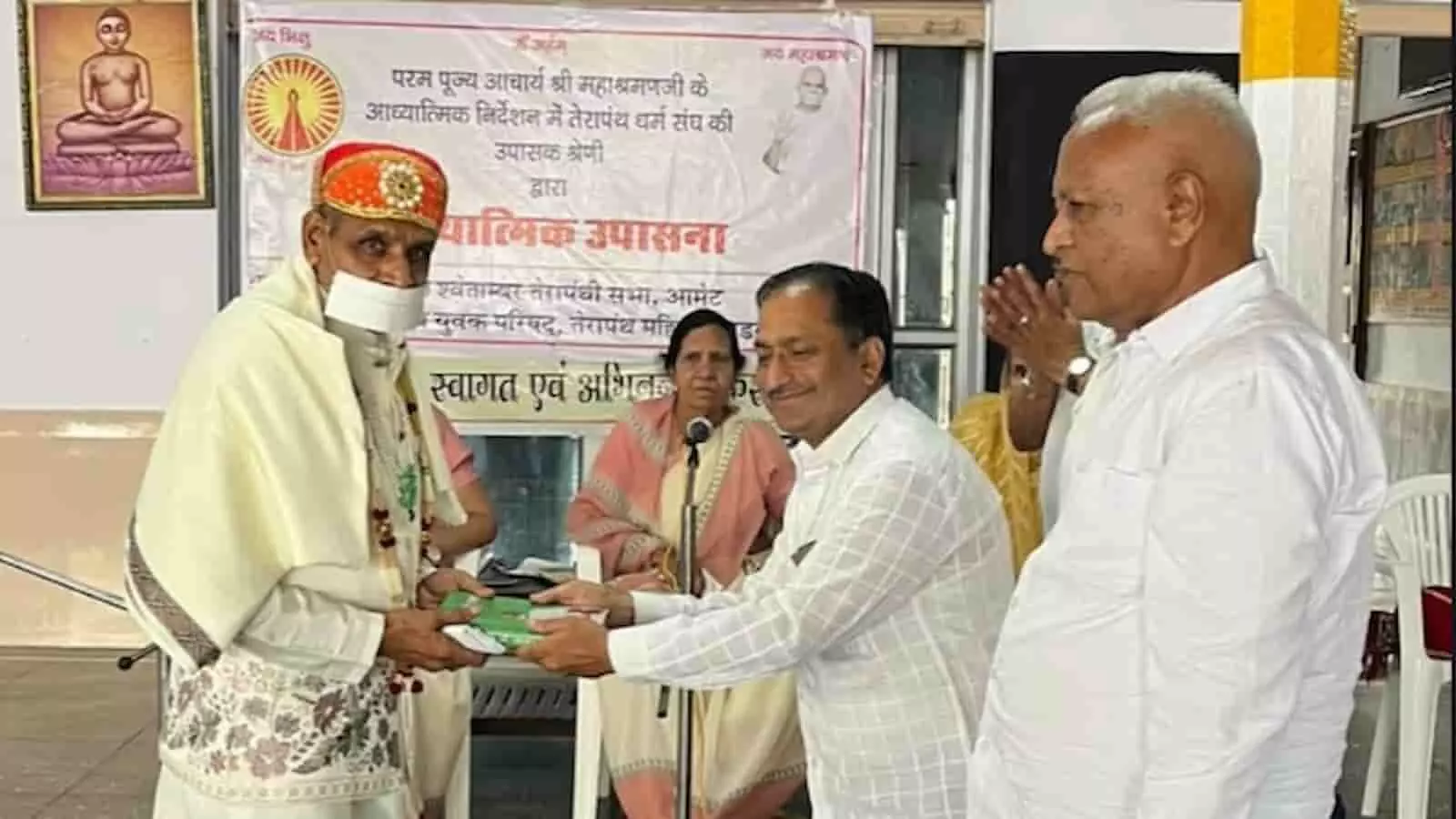 आमेट के तेरापंथ सभा भवन में मुमुक्षु बाबूलाल बाफना का स्वागत किया जा रहा है। आमेट के तेरापंथ सभा भवन में मुमुक्षु बाबूलाल बाफना का स्वागत किया जा रहा है।