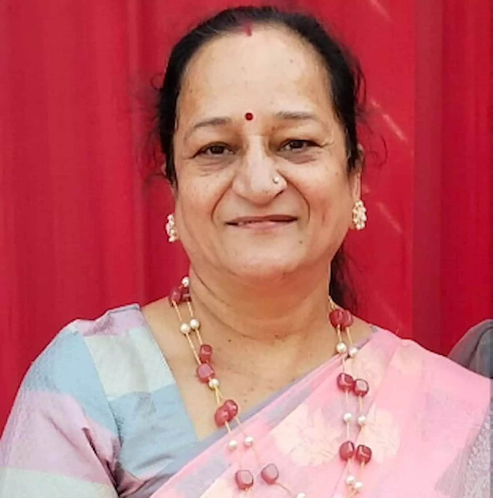 तस्वीर में शशि गर्ग गुलाबी साड़ी पहने हुए नजर आ रही हैं। तस्वीर में शशि गर्ग गुलाबी साड़ी पहने हुए नजर आ रही हैं।