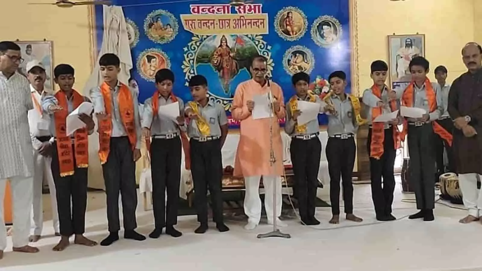 छबड़ा के विद्यालय में छात्र संसद शपथ ग्रहण समारोह के दौरान शपथ लेते छात्र और अतिथि। छबड़ा के विद्यालय में छात्र संसद शपथ ग्रहण समारोह के दौरान शपथ लेते छात्र और अतिथि।