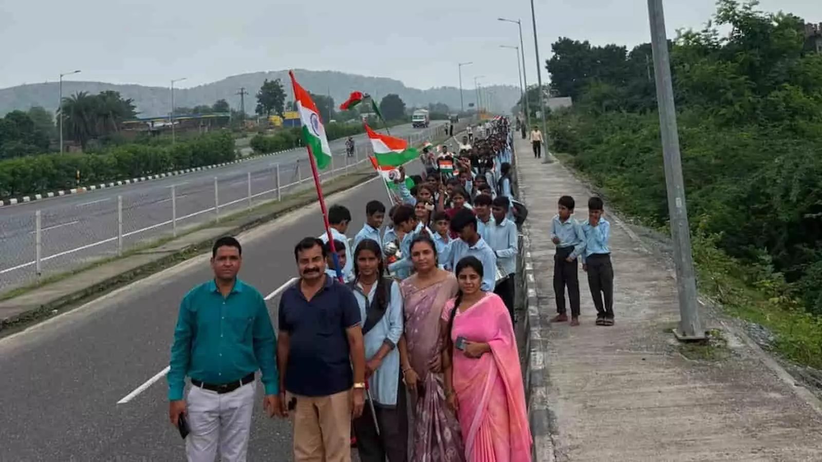 विद्यार्थियों और शिक्षकों द्वारा खांडी ओबरी विद्यालय में निकाली गई तिरंगा रैली की तस्वीर। विद्यार्थियों और शिक्षकों द्वारा खांडी ओबरी विद्यालय में निकाली गई तिरंगा रैली की तस्वीर।