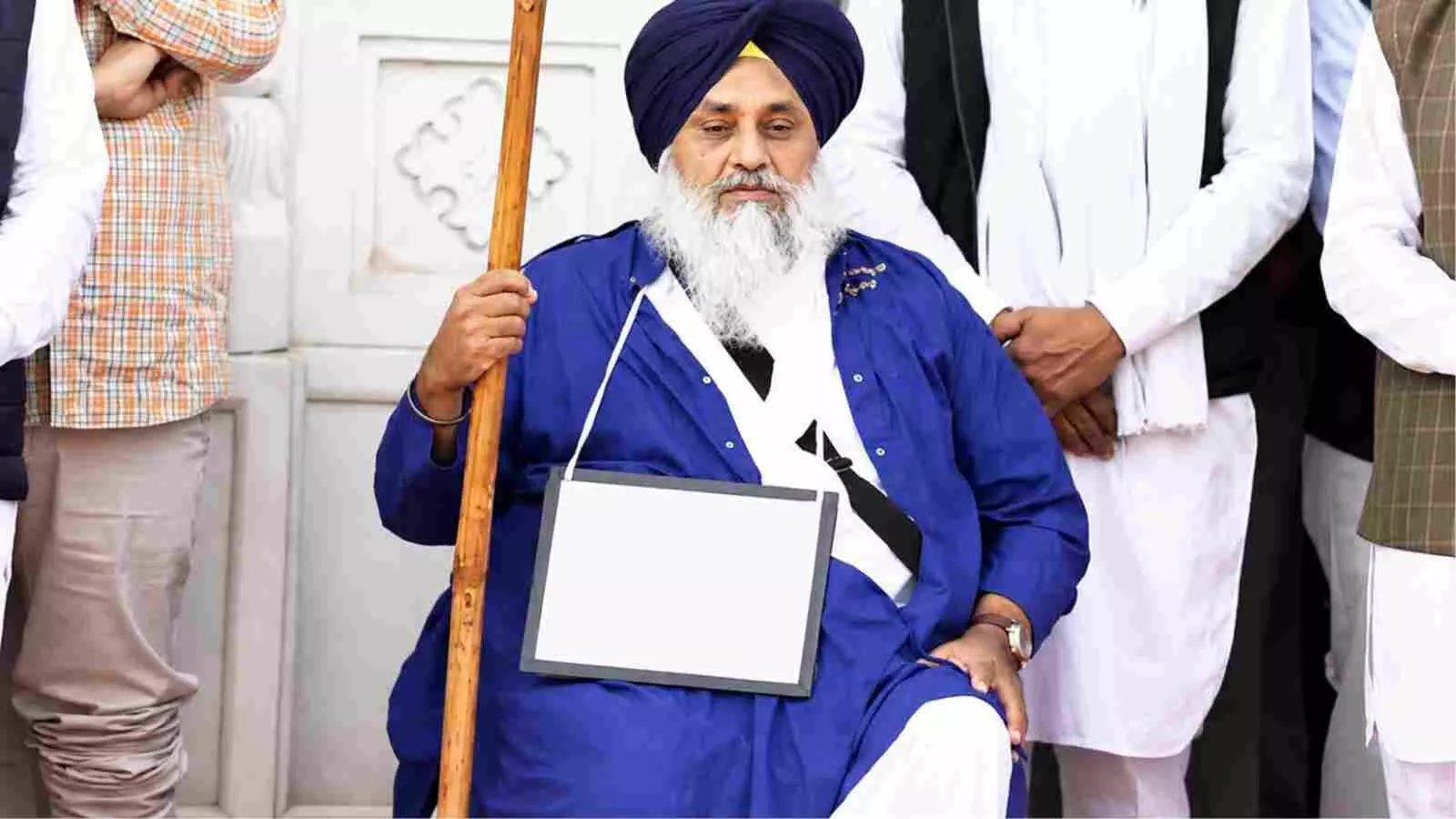 नीले वस्त्र पहने सुखबीर सिंह बादल नांदेड़ के गुरुद्वारे में हमले के बाद नजर आ रहे हैं। नीले वस्त्र पहने सुखबीर सिंह बादल नांदेड़ के गुरुद्वारे में हमले के बाद नजर आ रहे हैं।