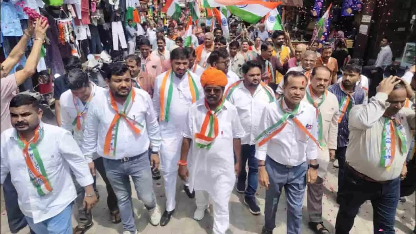 खेरवाड़ा में तिरंगा यात्रा के दौरान हाथों में राष्ट्रीय ध्वज लिए चलते लोग। खेरवाड़ा में तिरंगा यात्रा के दौरान हाथों में राष्ट्रीय ध्वज लिए चलते लोग।