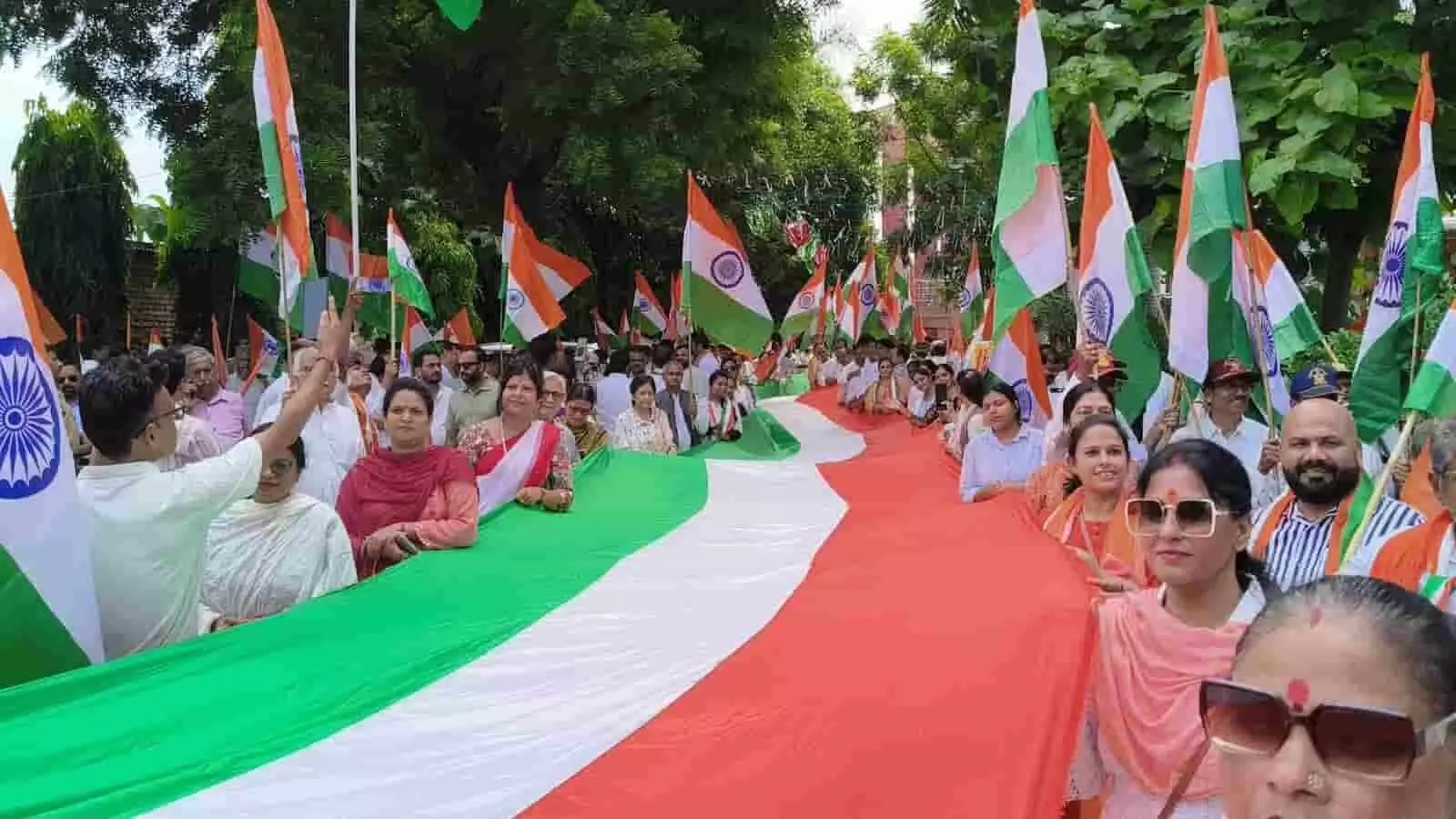 तस्वीर में सहारनपुर में तिरंगा यात्रा के दौरान लोग 151 फीट लंबा तिरंगा लेकर चल रहे हैं। तस्वीर में सहारनपुर में तिरंगा यात्रा के दौरान लोग 151 फीट लंबा तिरंगा लेकर चल रहे हैं।
