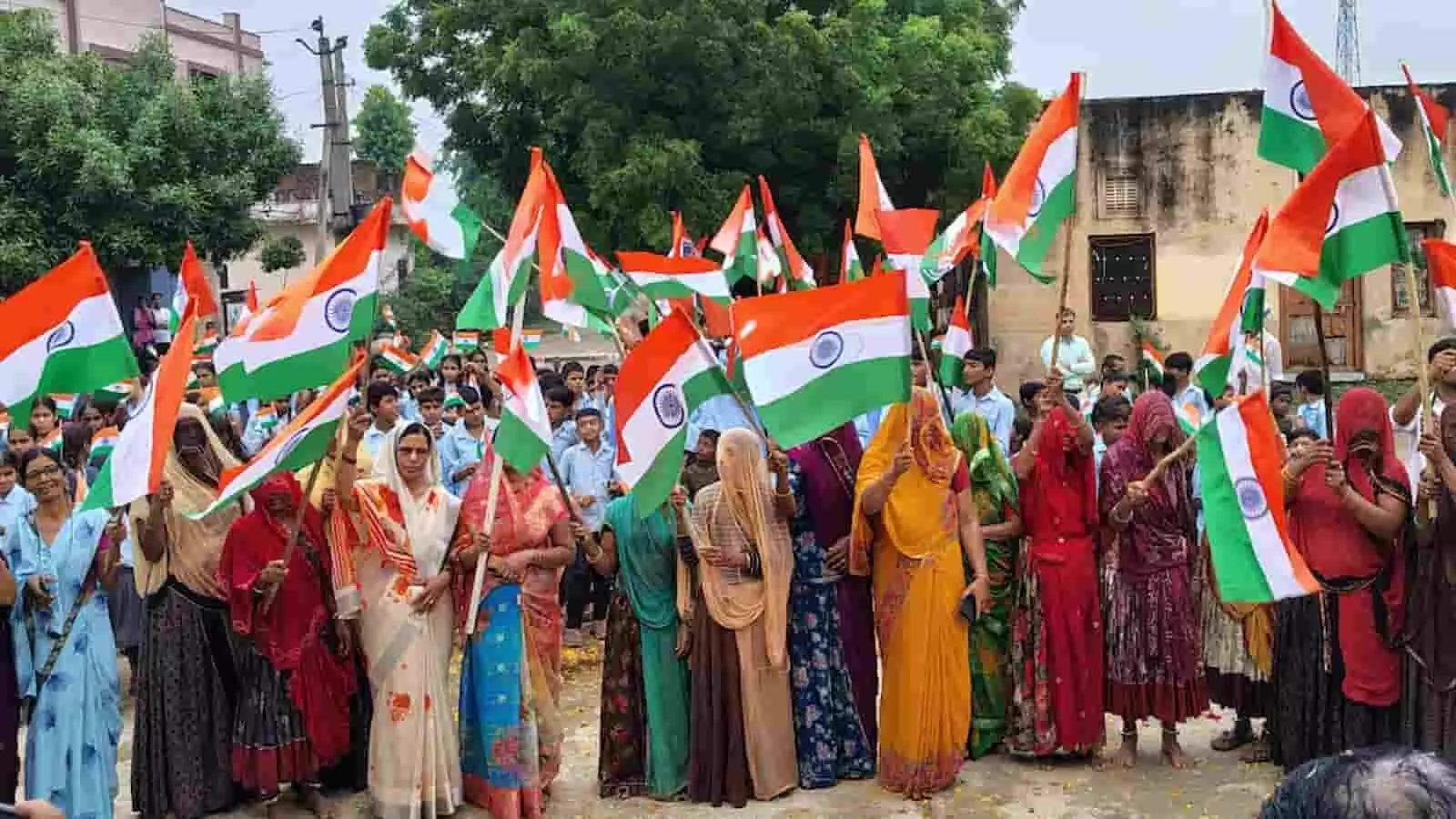 तस्वीर में गोविन्दपुरा गांव में तिरंगा रैली के दौरान हाथ में राष्ट्रीय ध्वज थामे ग्रामीण और कैडेट दिख रहे हैं। तस्वीर में गोविन्दपुरा गांव में तिरंगा रैली के दौरान हाथ में राष्ट्रीय ध्वज थामे ग्रामीण और कैडेट दिख रहे हैं।