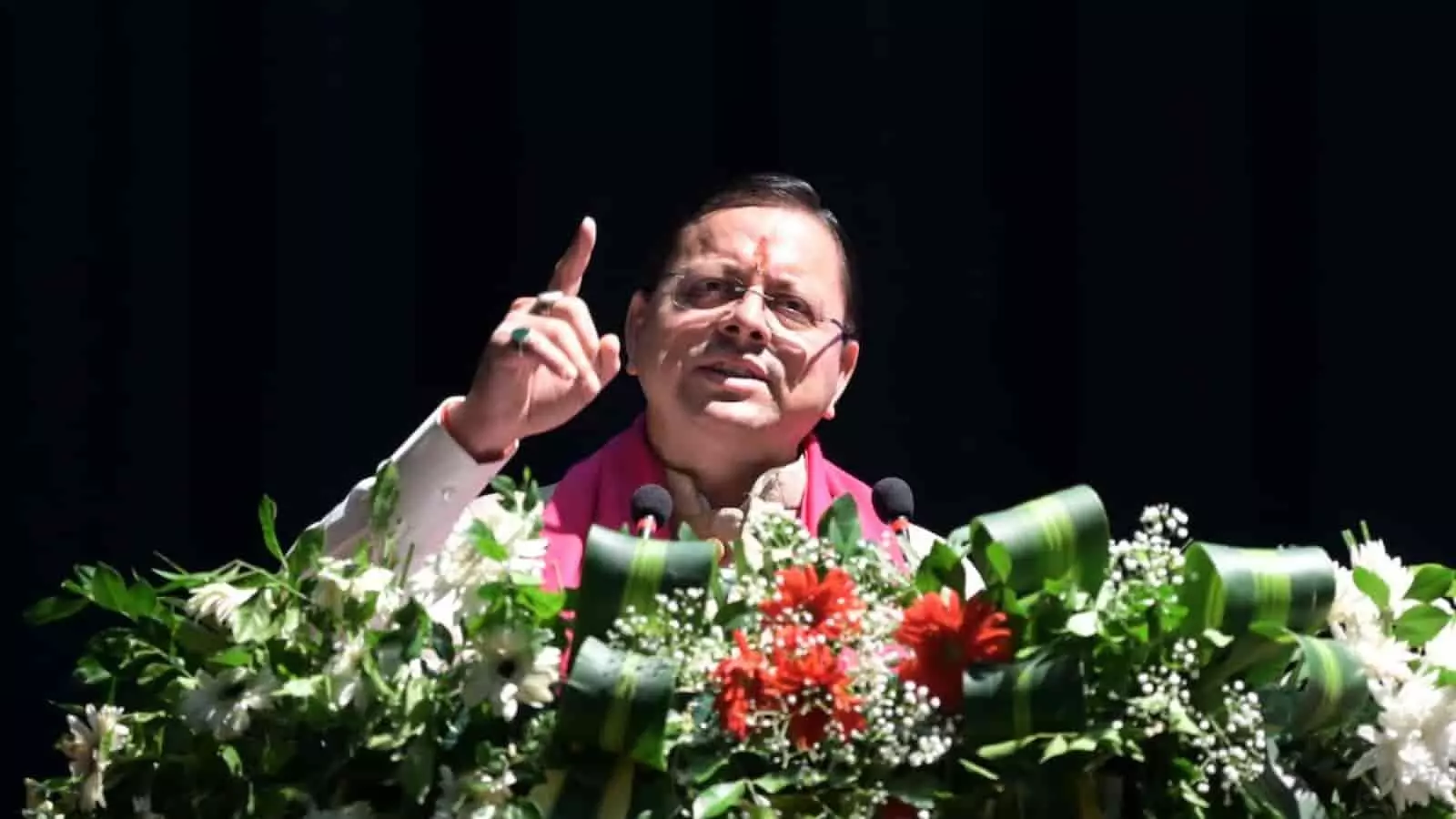 मुख्यमंत्री पुष्कर सिंह धामी दून विश्वविद्यालय के युवा संवाद कार्यक्रम में मंच से संबोधित कर रहे हैं। मुख्यमंत्री पुष्कर सिंह धामी दून विश्वविद्यालय के युवा संवाद कार्यक्रम में मंच से संबोधित कर रहे हैं।