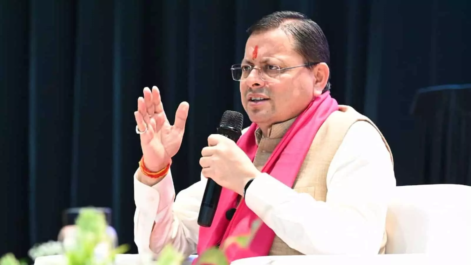 तस्वीर में मुख्यमंत्री पुष्कर सिंह धामी दून विश्वविद्यालय में आयोजित कार्यक्रम के दौरान मंच पर माइक से बोलते हुए नजर आ रहे हैं। तस्वीर में मुख्यमंत्री पुष्कर सिंह धामी दून विश्वविद्यालय में आयोजित कार्यक्रम के दौरान मंच पर माइक से बोलते हुए नजर आ रहे हैं।