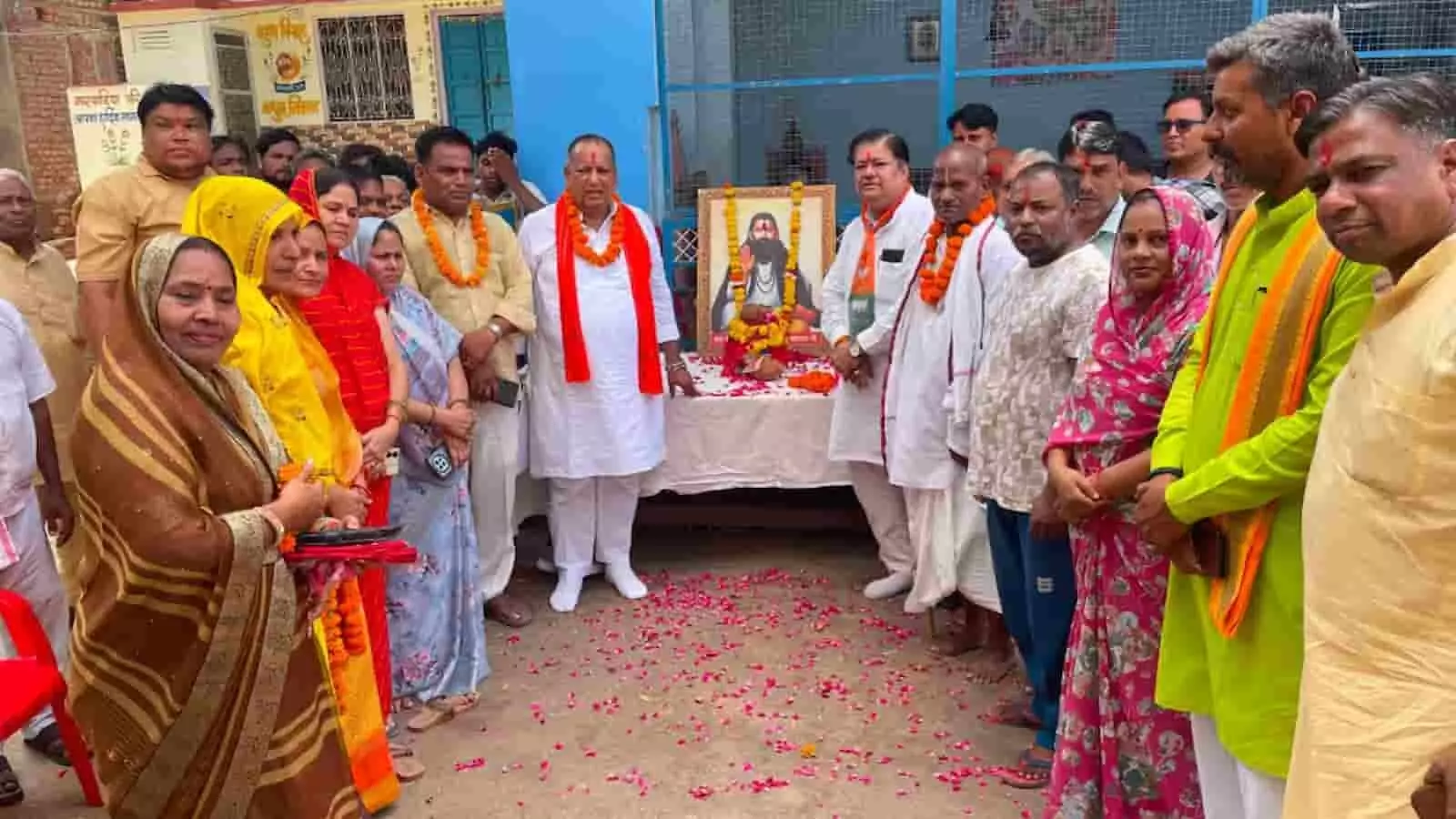 गंगापुर सिटी में संत रविदास जी के चित्र के समक्ष कलश पूजन करते भाजपा पदाधिकारी और श्रद्धालु। गंगापुर सिटी में संत रविदास जी के चित्र के समक्ष कलश पूजन करते भाजपा पदाधिकारी और श्रद्धालु।
