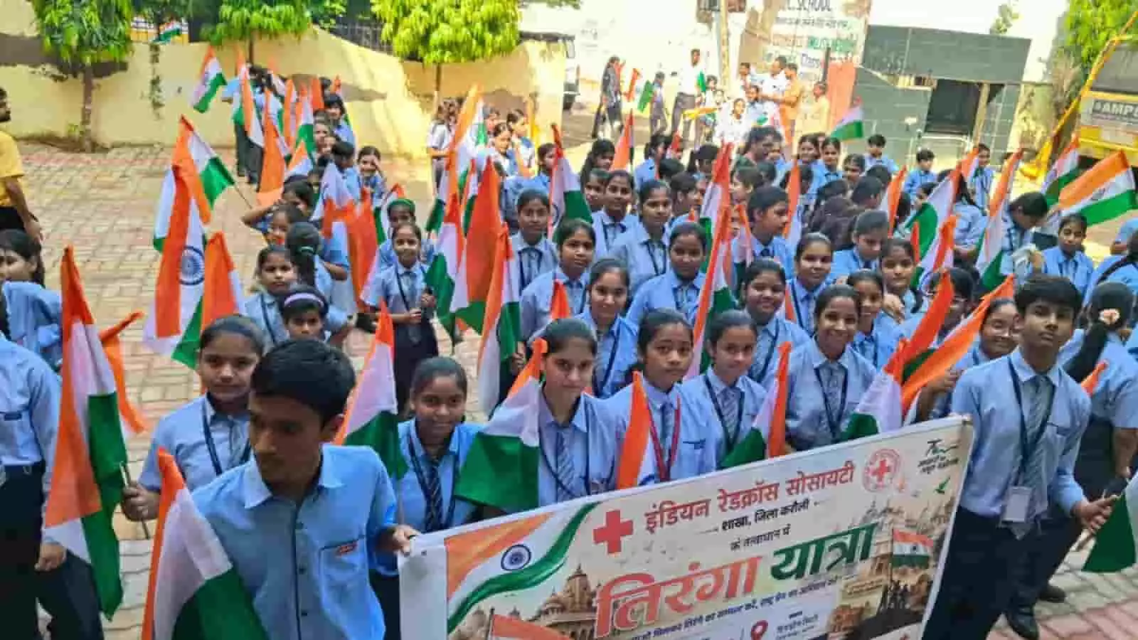 हाथों में तिरंगा थामे स्कूली विद्यार्थी हिंडौन सिटी में रैली निकालते हुए। हाथों में तिरंगा थामे स्कूली विद्यार्थी हिंडौन सिटी में रैली निकालते हुए।